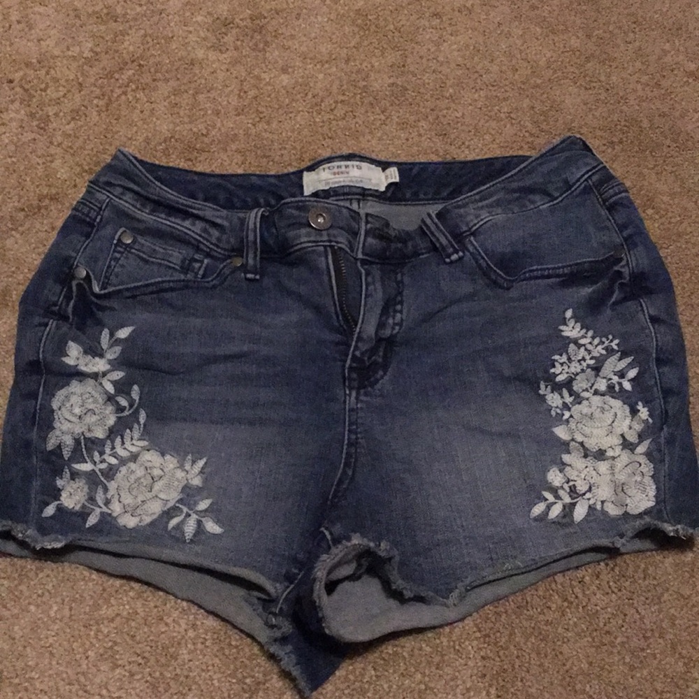 🛍5/$20🛍Torrid White Flower Jean Shorts